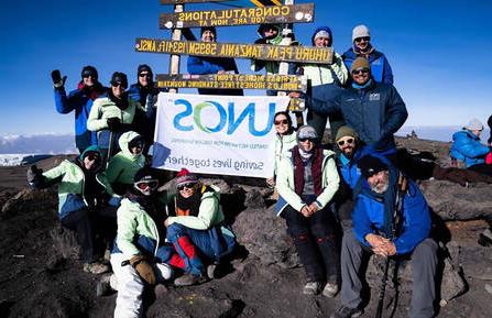 kidney donor hikers at the top of Mt. Kilimanjaro 